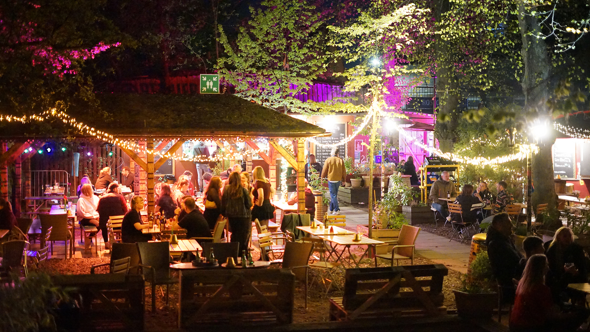 Hofgarten am Abend mit Lichterketten